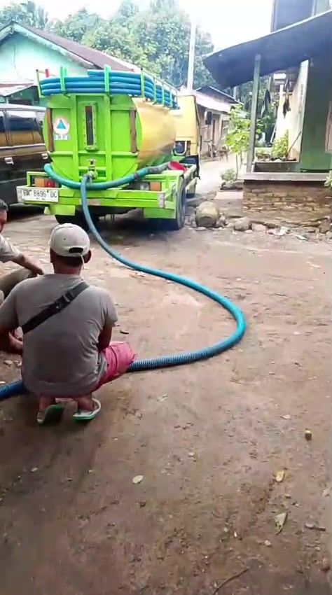 Tim Sedot WC Medan bekerja dengan mobil tangki di lokasi Medan