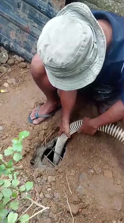 Proses sedot septic tank di lokasi